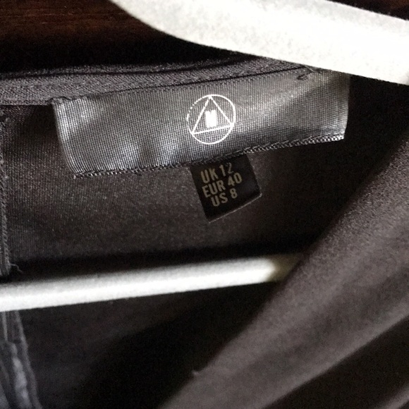 MISSGUIDED Plunging Neckline Dress - Picture 6 of 6